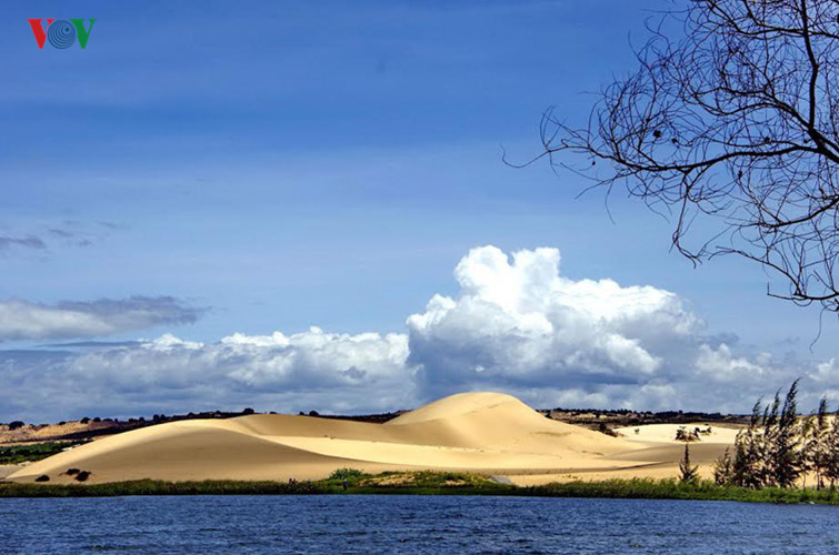 Water sports like jet skiing and boating take centre stage, but each of the lakes in the province has its own personality. 