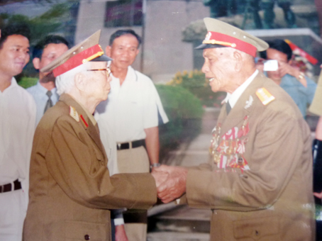 Cố Đại tá Trần Công An tiếp cố Đại tướng Võ Nguyên Giáp trong lần Đại tướng đến thăm nhà.