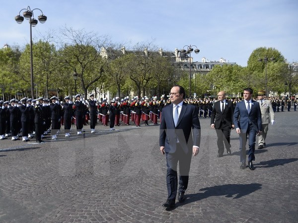 Tổng thống Pháp Francois Hollande (thứ 4 phải) , Bộ trưởng Quốc phòng Pháp Jean-Yves Le Drian (thứ 3 phải) và Thủ tướng Pháp Manuel Valls (thứ 2 phải) duyệt binh tại lễ kỷ niệm Ngày Chiến thắng phátxít tại Paris, ngày 8/5. (Nguồn: AFP/TTXVN)