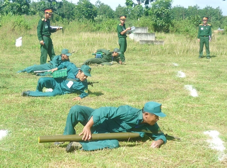  Lực lượng dân quân tự vệ thường xuyên luyện tập sẵn sàng chiến đấu.  Ảnh: Đ.VIỆT