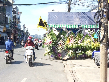 Một đám tang trên đường Phạm Văn Thuận (khu vực phường Tân Tiến) lấn xuống lòng đường.  Ảnh: P.UYÊN