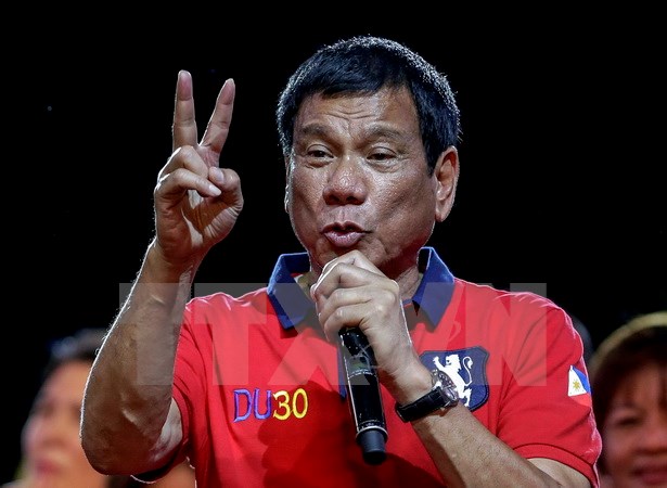 Ứng viên Rodrigo Duterte phát biểu trước những người ủng hộ trong cuộc vận động tranh cử Tổng thống ở Manila ngày 7/5. (Nguồn: EPA/TTXVN)