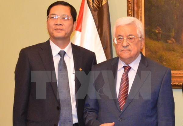 Palestinian President Mahmoud Abbas (R) and Vietnamese Ambassador to Egypt and Palestine Do Hoang Long.