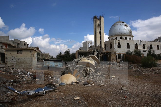 Cảnh đổ nát sau các cuộc không kích của quân đội Syria nhằm vào phía Đông Ghouta, dinh lũy của lực lượng nổi dậy ngày 13/4. (Nguồn: AFP/TTXVN)