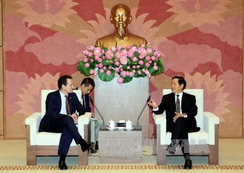 Head of the National Assembly’s Committee for External Relations Tran Van Hang (R) receives EU Ambassador to ASEAN Francisco Fontan Pardo.