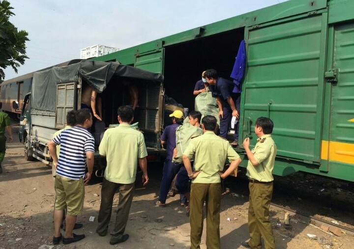 kiểm tra đột xuất các toa tàu vận chuyển hàng hóa từ ga Hà Nội đến ga Biên Hòa.
