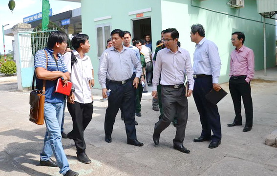 Thứ trưởng Bộ Giao thông – vận tải Nguyễn Ngọc Đông (giữa)đến làm việc với chủ đầu tư chủ đầu tư Chi nhánh BOT 319-Sông Phan
