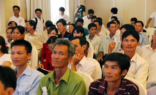 More than 400 farm breeders in the southeast region of Việt Nam yesterday signed a commitment not to use banned chemical substances at a workshop held in Đồng Nai Province. – Photo Tuoitre.vn