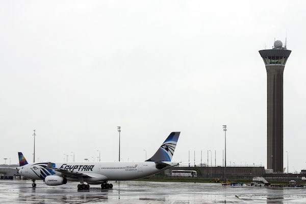 Máy bay của hãng hàng không EgyptAir tại sân bay Charles de Gaule, Paris, Pháp. (Nguồn: EPA/TTXVN)