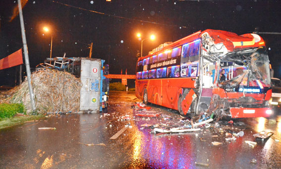 Va chạm với xe chở mía, xe khách bị hư hỏng nặng