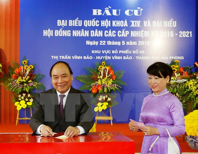 Thủ tướng Nguyễn Xuân Phúc và phu nhân đến bỏ phiếu bầu cử đại biểu Quốc hội khóa XIV và đại biểu Hội đồng nhân dân các cấp nhiệm kỳ 2016-2021. (Ảnh: TTXVN)