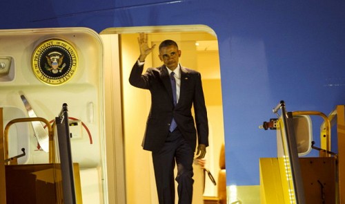 Tổng thống Obama vẫy chào từ cửa chiếc Không lực Một khi ông tới sân bay quốc tế Nội Bài tối 22/5. Ảnh: Reuters