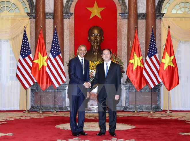 Chủ tịch nước Trần Đại Quang đón Tổng thống Hoa Kỳ Barack Obama. (Ảnh: Nhan Sáng/TTXVN)