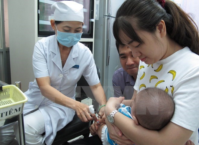 Monthly Japanese encephalitis (JE) vaccination schedule benefits 2 million children. (Photo: VNA)