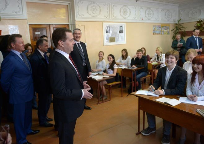 Thủ tướng Nga Dmitry Medvedev nói chuyện với các sinh viên trong chuyến thăm Crimea vào tháng 4/2014. (Nguồn: Reuters)