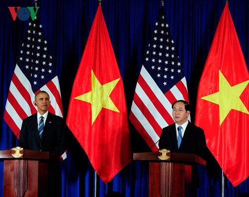 At the conclusion of the May 23 dialogue, the two leaders at a press conference at which they announce the lifting of the US arms embargo 