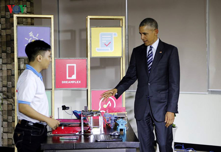 Obama discusses the technicalities of an innovative project on May 24 with a student at the Ho Chi Minh City University of Social Sciences and Humanities 