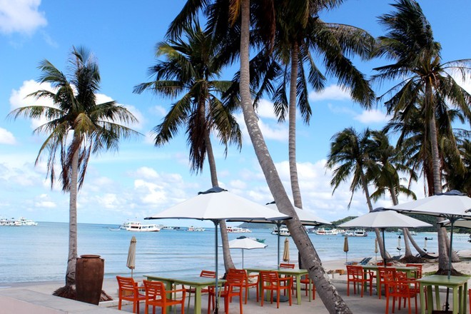 Travelers attracted by daily life on Phu Quoc Island