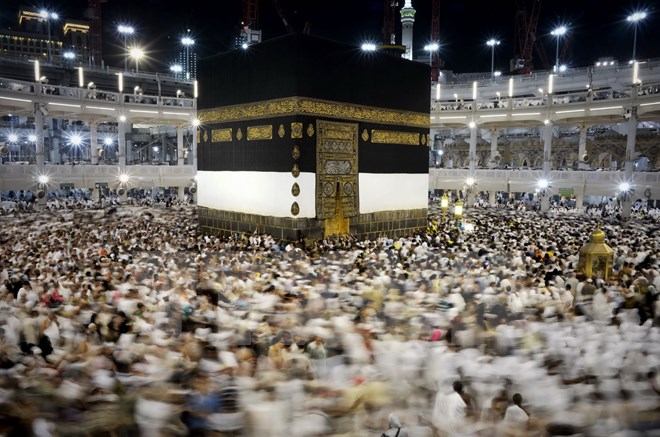 Các tín đồ Hồi giáo tại Nhà thờ Lớn ở thánh địa Mecca. (Nguồn: AFP/TTXVN)