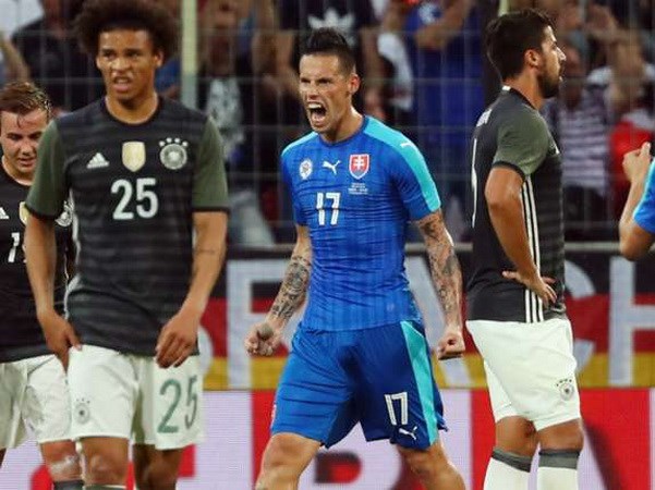 Marek Hamsik (áo xanh) là niềm hy vọng lớn nhất của Slovakia. (Nguồn: AP)