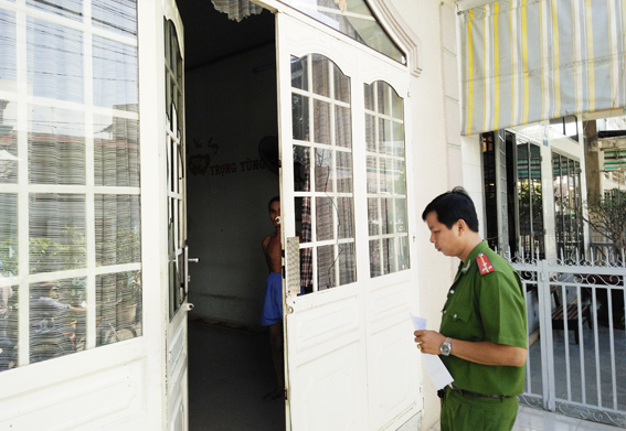 Nhóm thanh niên gây náo loạn khu phố bằng bom xăng và mã tấu