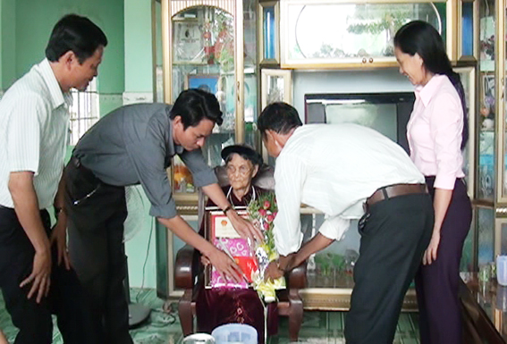 100 year-old people in Vinh Cuu congratulated