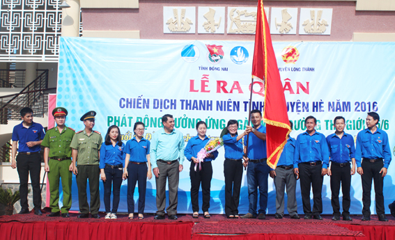  Bí thư Tỉnh đoàn Bùi Thị Bích Thủy trao cờ lệnh cho Ban chỉ huy chiến dịch thanh niên tình nguyện hè 2016