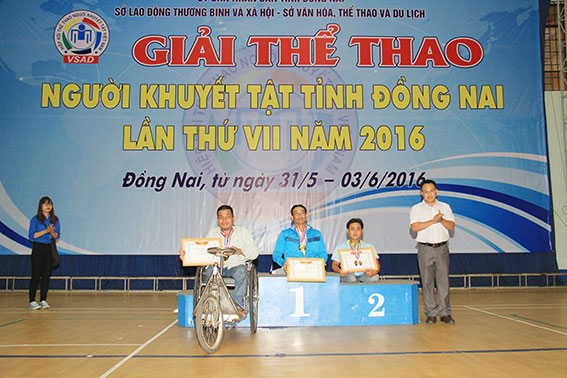 Ban tổ chức trao giải cho các VĐV giành thứ hạng cao tại giải.