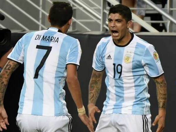 Di Maria và Ever Banega thay nhau lập công giúp Argentina giành chiến thắng. (Nguồn: AFP)