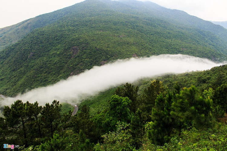 From Hai Van Quan historical relic site, 500m above sea level, visitors can see a panorama view of the central Danang City with places of interests - Cham Island (Cu Lao Cham) and Tien Sa port.