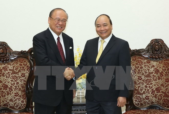 PM Nguyen Xuan Phuc (R) receives the special advisor to the Japan-Vietnam Friendship Parliamentary Alliance, Tsutomu Takebe.