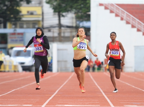 Gold standard: Lê Tú Chinh (middle) took gold medal in the women’s 200m at the Asian Junior Athletics Tournaments which wrapped up in HCM City on Monday. — Photo thethaohcm.vn