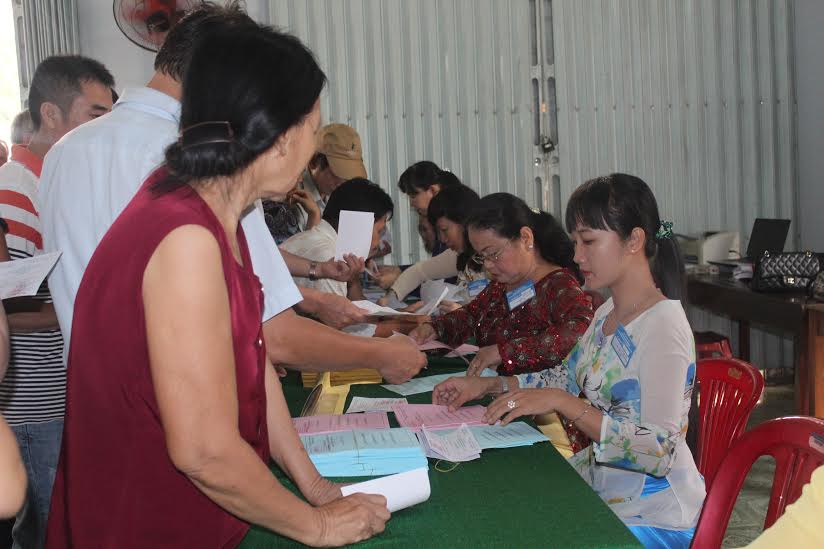  Cử tri KP1, phường Trảng Dài (TP.Biên Hòa) lấy phiếu để bầu cử