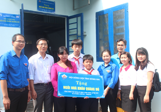 Handing over "Red Scarf" house to poor student