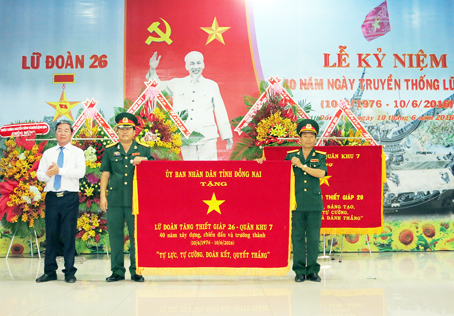 Phó chủ tịch UBND tỉnh Nguyễn Quốc Hùng tặng bức trướng cho Lữ đoàn Tăng - thiết giáp 26. Ảnh: Đ.VIỆT