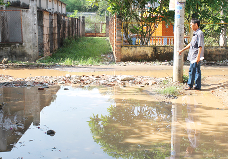Sau những cơn mưa lớn, đường liên tổ tại ấp 3, xã An Phước bị ngập úng nhiều ngày liền.