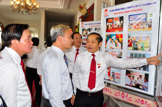Đồng chí Đặng Mạnh Trung, Trưởng ban Tuyên giáo Tỉnh ủy xem gian trưng bày hình ảnh, tư liệu 40 năm của Báo Đồng Nai 