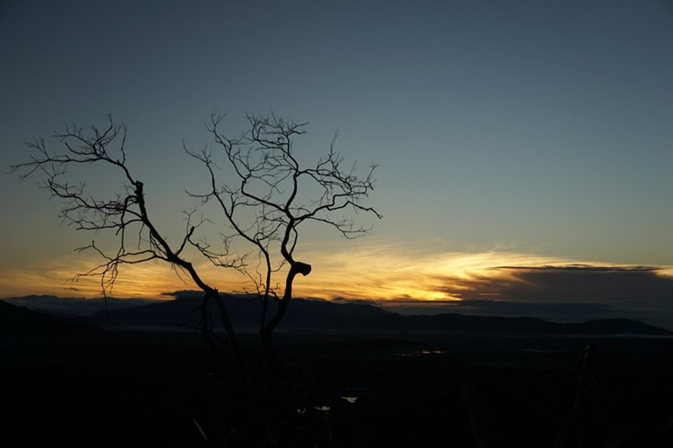 Here are eight beautiful dawn photos taken by a traveller recently at Ngoan Muc Pass that we hope will inspire you to get out, take a holiday and go experience it for yourself and family.