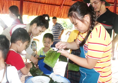 Các em thiếu nhi tham gia làm bánh bột lọc.