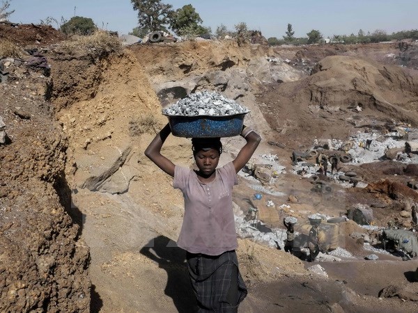 Trẻ em lao động tại mỏ đá ở Ouagadougou, Burkina Faso. (Nguồn: AFP/TTXVN)