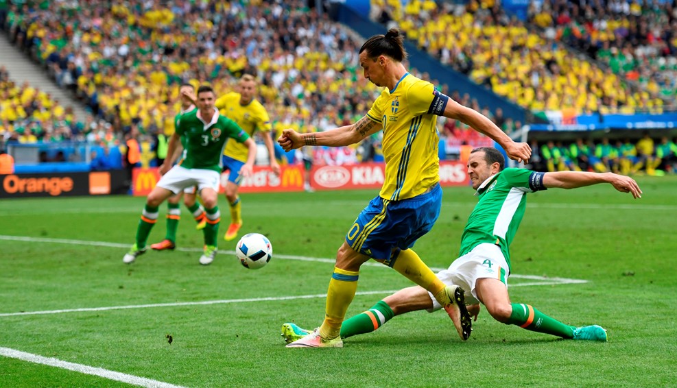 Ibrahimovic với pha trả bóng khiến trung vệ Ireland phản lưới nhà