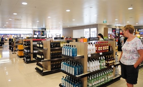 Shopping duty-free products at Noi Bai International Airport. (Source: noibaiairport.vn)