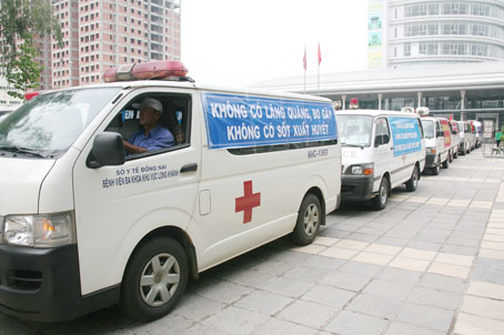 Đoàn xe tuyên truyền với khẩu hiệu kêu gọi người dân chung tay phòng chống sốt xuất huyết. Ảnh:  V.Truyên