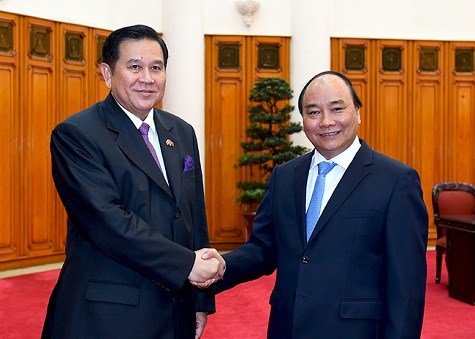 Prime Minister Nguyen Xuan Phuc (R) and Thai Deputy Prime Minister Thanasak Patimaprakorn