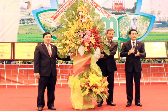Phó chủ tịch UBND tỉnh Võ Văn Chánh tặng hoa cho lãnh đạo huyện Nhơn Trạch.