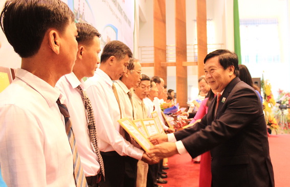 Ông Quách Hữu Đức, Bí thư Huyện ủy Nhơn Trạch tặng bằng khen cho các tập thể, doanh nghiệp đóng góp cho phong trào xây dựng nông thôn mới