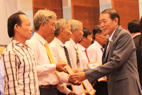 Lãnh đạo huyện Nhơn Trạch tặng bằng khen cho các nông dân đóng góp cho phong trào