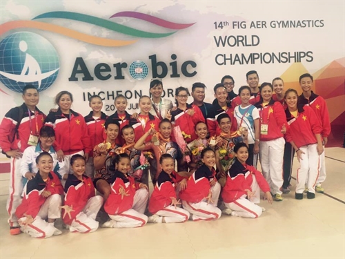 Champs: Vietnamese athletes pose after winning four gold medals at the seventh World Age Group Competition in Incheon, South Korea on June 15. — VNS Photo  Read more at http://vietnamnews.vn/sports/298282/viet-nam-wins-four-world-aerobic-medals.html#E68Efgi0U3DLovEl.99