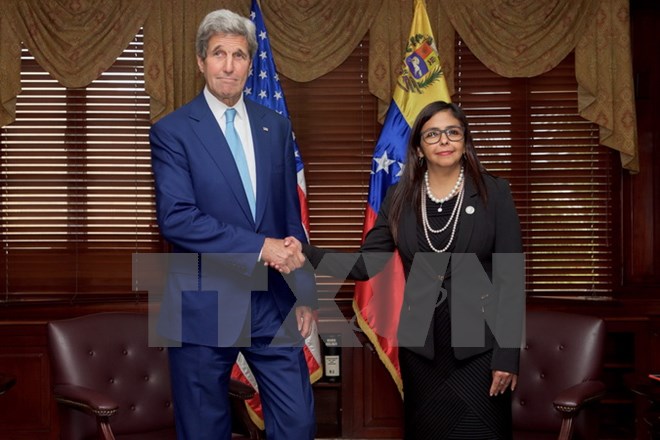 Ngoại trưởng Mỹ John Kerry (trái) trong cuộc gặp với Ngoại trưởng Venezuela Delcy Rodriguez tại Santo Domingo ngày 14/6. (Nguồn: EPA/TTXVN)