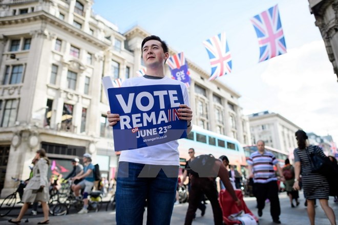 Một người dân Anh giơ cao tấm biển "Vote Remain" ( Hãy chọn ở lại) trong phong trào vận động Anh ở lại EU tại London ngày 21/6 . (Nguồn: EPA/TTXVN)